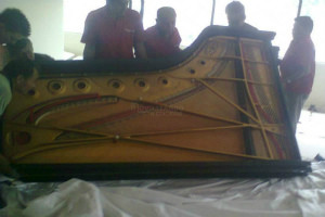 Piano trasladado por operarios de Movilizando a Colombia, en un a mudanza realizada en Bogotá.