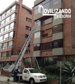 Grúa monta muebles lista para un servicio de mudanzas y trasteos en Bogotá